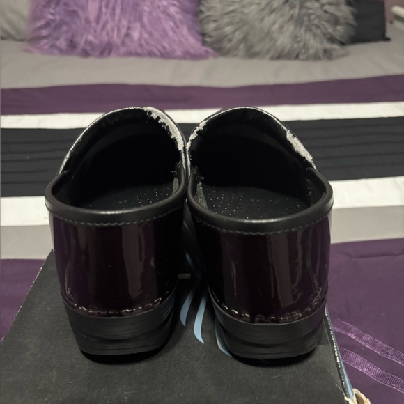 Dansko Women’s Shiny Dark Purple Clogs - Picture 7 of 11